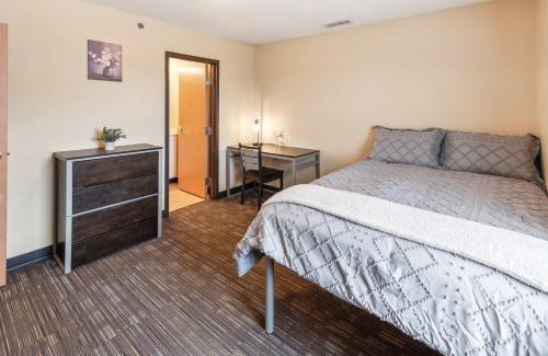 Ontario Wohnung | Recharge Right Bright Space with Modern Touches