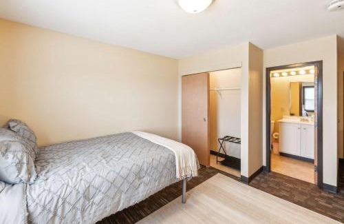 Ontario Wohnung | Recharge Right Bright Space with Modern Touches
