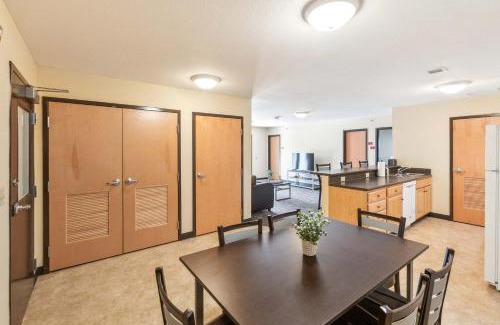 Ontario Wohnung | Recharge Right Bright Space with Modern Touches