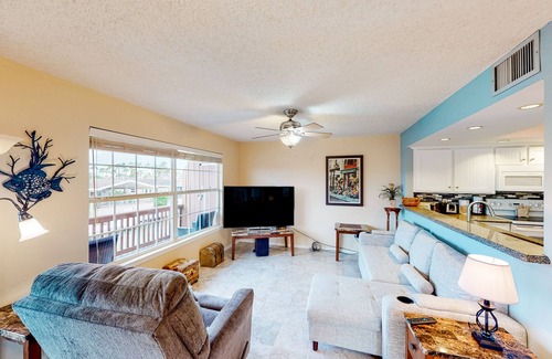 Port Isabel Hütte | Recreational Waterfront island home with a grill & W/D - pool, golf, and gym
