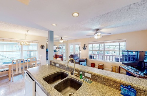 Port Isabel Hütte | Recreational Waterfront island home with a grill & W/D - pool, golf, and gym