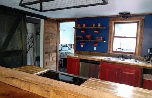 Bellville Wohnung | Red Bend cabin overlooking the river with hot tub.