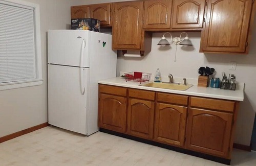 Garfield Heights Wohnung | Red Brick Chalet--20 min to CCF/UH Main Campus & Downtown!