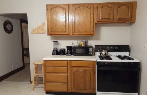 Garfield Heights Wohnung | Red Brick Chalet--20 min to CCF/UH Main Campus & Downtown!