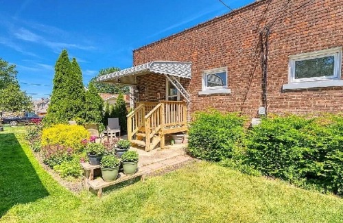 Garfield Heights Wohnung | Red Brick Chalet--20 min to CCF/UH Main Campus & Downtown!