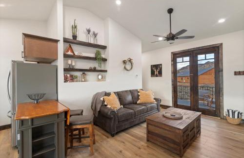 Orderville Haus | Red Canyon Casita-Brand New, Views, Hot Tub, Near Zion & Bryce