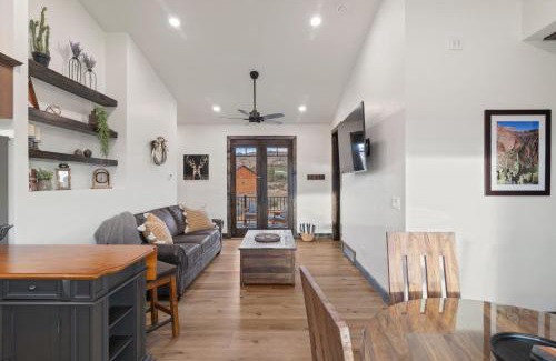 Orderville Haus | Red Canyon Casita-Brand New, Views, Hot Tub, Near Zion & Bryce