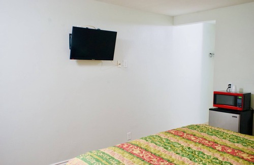 Ontario Hotel | Red Carpet Motel