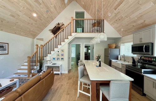 Baileys Harbor HĂźtte | Red Cherry Woods Cottage đ New Construction!