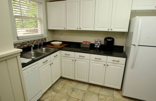 Lenox Haus | Red Door Cottage Gemütlich mit neuen Renovierungsarbeiten an diesem Midtown Charmer