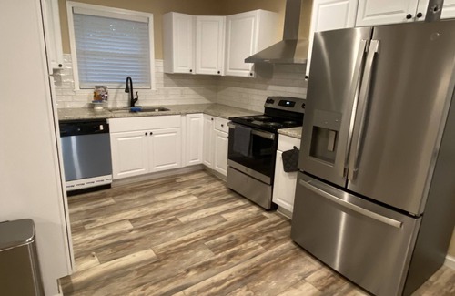 Clarkdale Haus | Red Door Retreat w/ample parking & outside space - Southern Comfortđ.