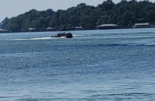 Lake Village Haus | Red Leaf Cottages