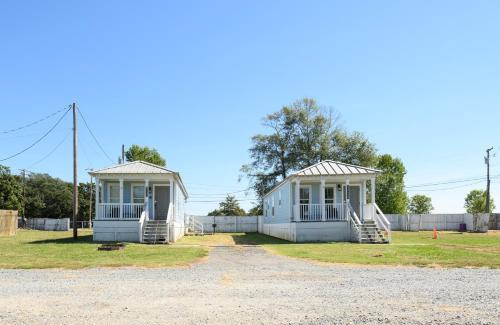 Lake Village Haus | Red Leaf Cottages