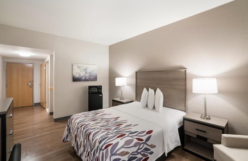 Carrollton Hotel | Red Roof Inn & Suites Carrollton, GA - West Georgia