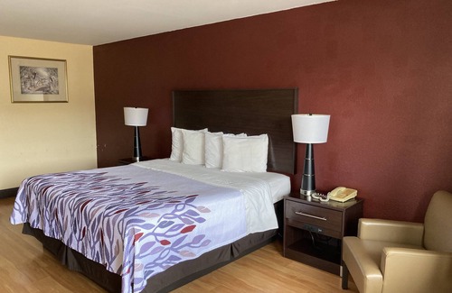 Cleveland Hotel | Red Roof Inn & Suites Cleveland, TN