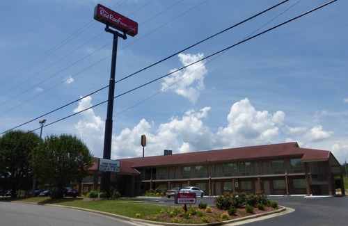 Cleveland Hotel | Red Roof Inn & Suites Cleveland, TN