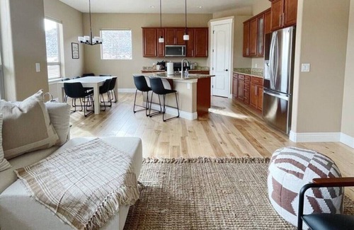 Redlands Haus | Red Vista Views: Serenity at the Monument