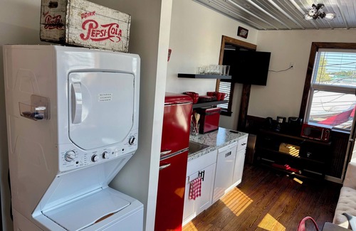 Hohenwald Wohnung | "Red, White & Beautiful" loft in the center of downtown Hohenwald, TN.