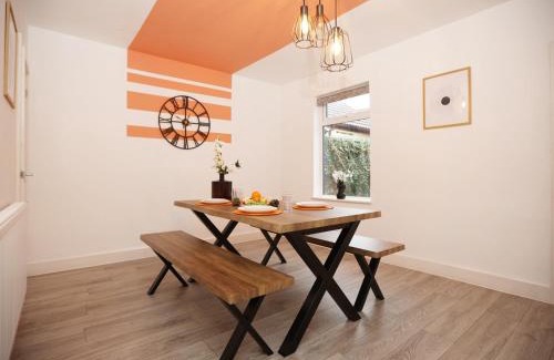 Swindon Wohnung | Redcliffe House By N And N Stays Ltd - Charming Home close to Designer Outlet, Perfect for Contractors & Workers with convenient on street parking