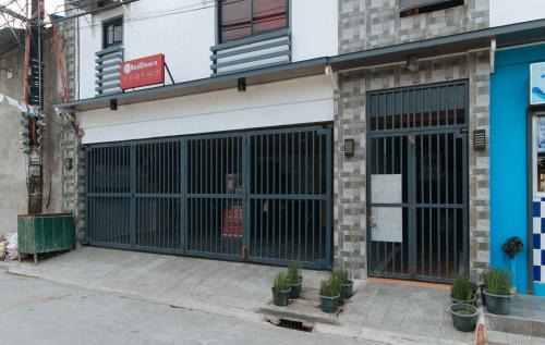 Las Pinas Hotel | RedDoorz near Christ the King Medical Center