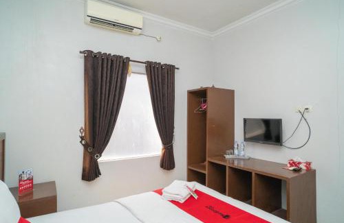 Hulu Sungai Selatan Hotel | RedDoorz Syariah Near Tugu Dodol Kandangan