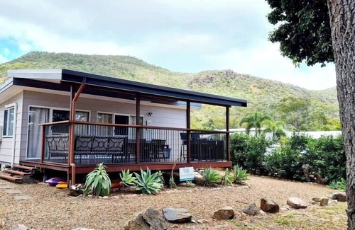 Hideaway Bay Haus | Reefside Retreat - Absolute Beachfront - Tiny Home