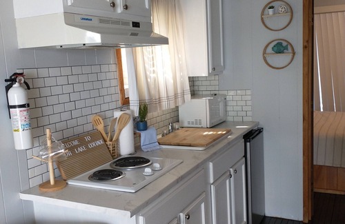 Guntersville Kabine | " Reel Cozy " Floating Cabin in Guntersville Alabama.