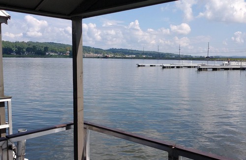 Guntersville Kabine | " Reel Cozy " Floating Cabin in Guntersville Alabama.