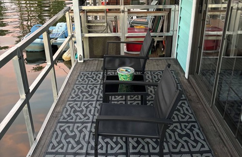 Guntersville Kabine | " Reel Cozy " Floating Cabin in Guntersville Alabama.