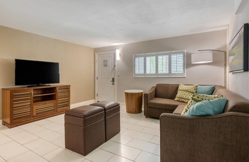 Jekyll Island Hotel | Refresh in a Spacious Room Near Jekyll Island Marina | w/ Onsite Outdoor Pool!