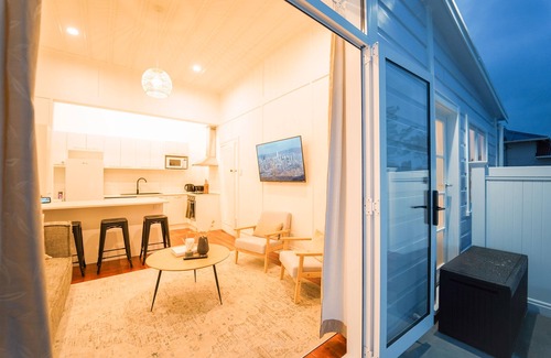 Raureka Villa | Refurbished Villa ✨ NEW ✨ Hot tub, Netflix, & Entirely private