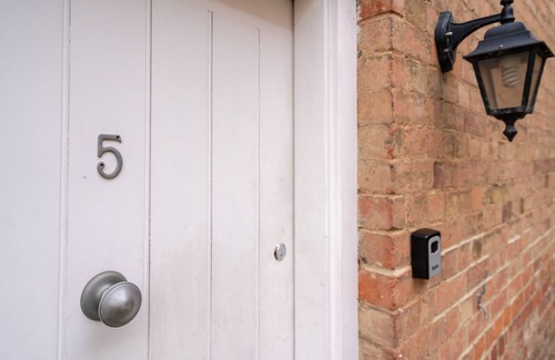 Gloucester Haus | Regency style ground floor apt near Gloucester Docks with secure parking