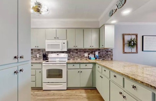 Biltmore Beach Eigentumswohnung | Regency Towers 1024: 3-BD 2B condo-beach, gym, & pool with amazing balcony views