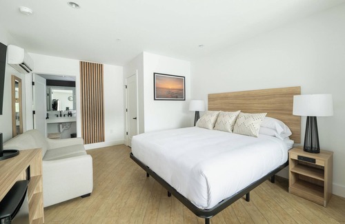 Rehoboth Beach Hotel | Rehoboth Beach Retreat with Free Parking, Weekend Breakfast & Cozy Fireplace