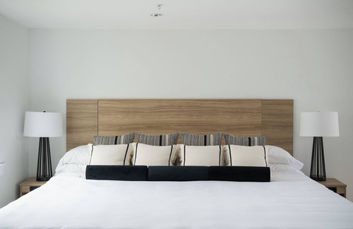 Rehoboth Beach Hotel | Rehoboth Beach Retreat with Free Parking, Weekend Breakfast & Cozy Fireplace