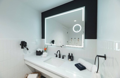 Rehoboth Beach Hotel | Rehoboth Beach Retreat with Free Parking, Weekend Breakfast & Cozy Fireplace