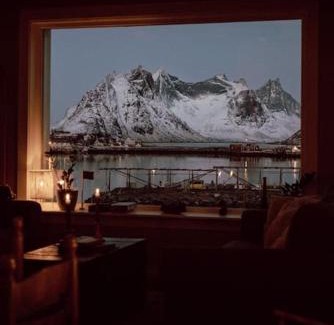 Reine Haus | Reine Front View - Mountain & Seaview