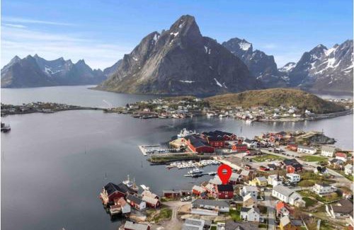 Reine Haus | Reine Front View - Mountain & Seaview