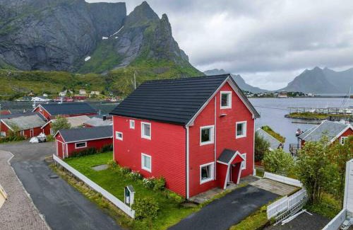 Reine Haus | Reine Front View - Mountain & Seaview