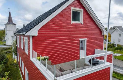 Reine Haus | Reine Front View - Mountain & Seaview
