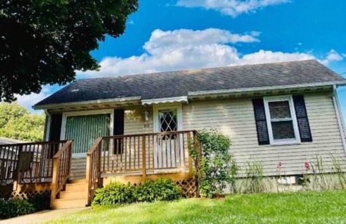 Kasbeer Haus | Rejoice Inn- Private Home- All Yours!!! In a quiet town on a large lot! New Bath