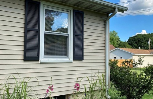 Kasbeer Haus | Rejoice Inn- Private Home- All Yours!!! In a quiet town on a large lot! New Bath