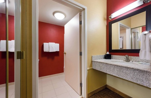 Novi Hotel | Rejuvenate in Peaceful Surroundings with Swimming Pool, Pets are Welcome