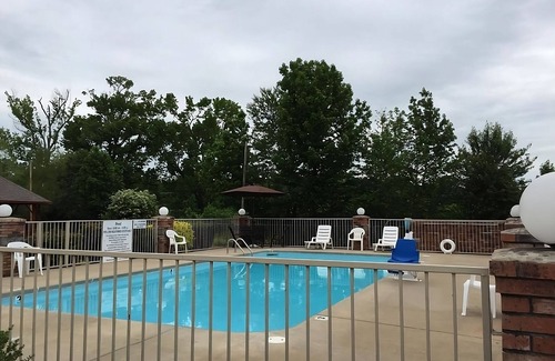 Cabot Haus | Relax and Recharge! 3 Relaxing Units, Free Breakfast & Parking, Pets Allowed