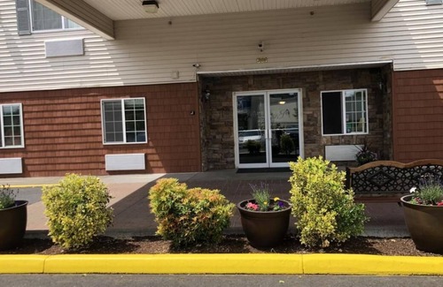 Kelso Haus | Relax and Recharge in GuestHouse Kelso Longview! Free Parking, Pets Allowed