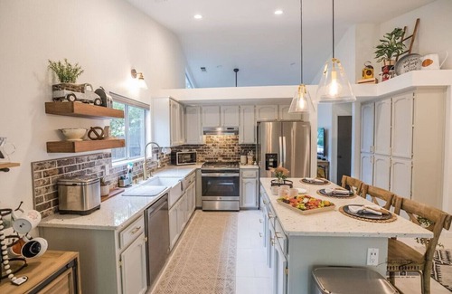 North Hilltop Haus | Relax and Unwind 4BR Hot Tub All You Need