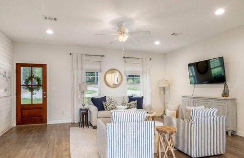 Samantha Haus | Relax and Unwind at Our Stunning 2 bed/ 1.5 bath Guest House on Lake Tuscaloosa