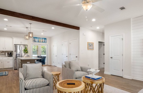 Samantha Haus | Relax and Unwind at Our Stunning 2 bed/ 1.5 bath Guest House on Lake Tuscaloosa