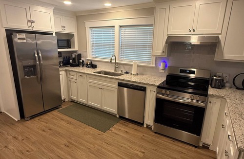 Baton Rouge Haus | Cricket & Clover Retreat Near SU, LSU & Airport, WiFi, AC, and Full Kitchen