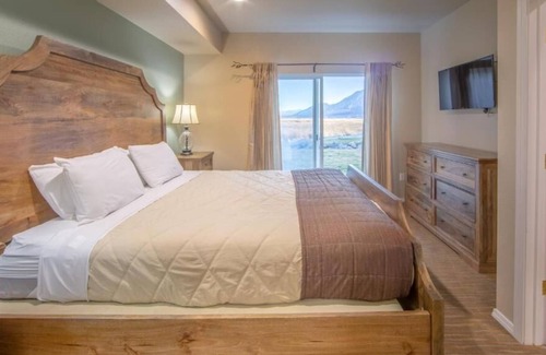 Genoa Haus | Relax at David Walley's Resort with Free WiFi, fireplaces and upscale amenities.